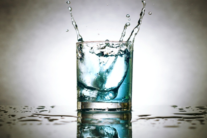 Wietzaadjes ontkiemen in een glas water